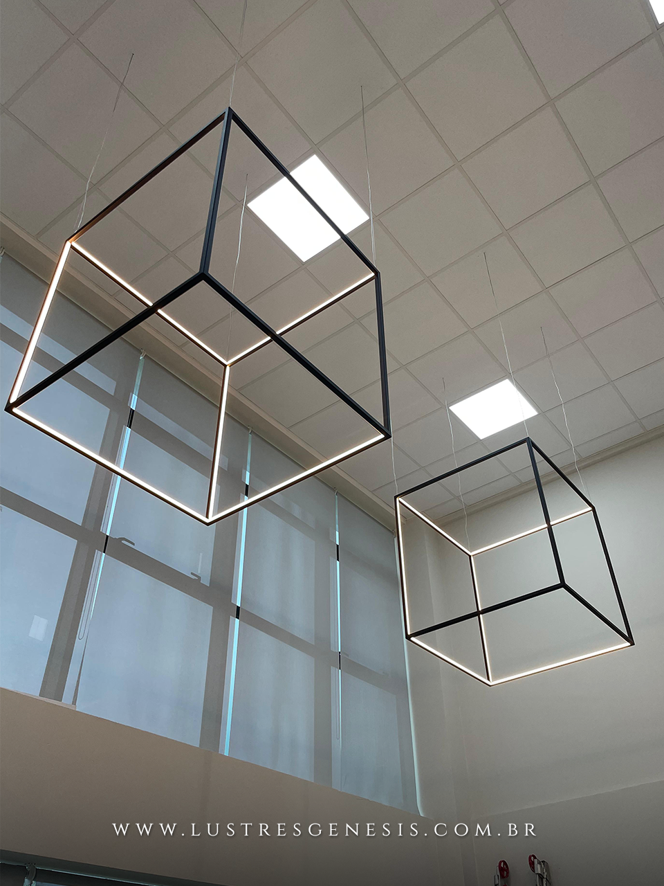 Lustre pendente moderno Risk Cubo da Bella Itália instalado em ambiente amplo com grandes janelas e teto alto, ideal para salas, escritórios ou apartamentos.